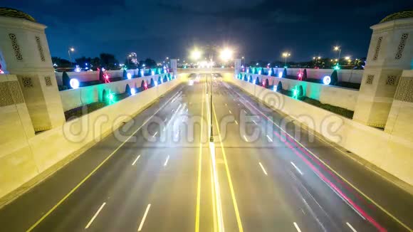 夜间交通道路距离迪拜4k延时视频的预览图