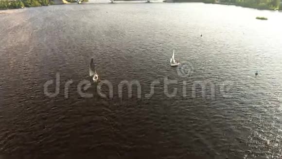 鸟瞰湖面上的帆船视频的预览图