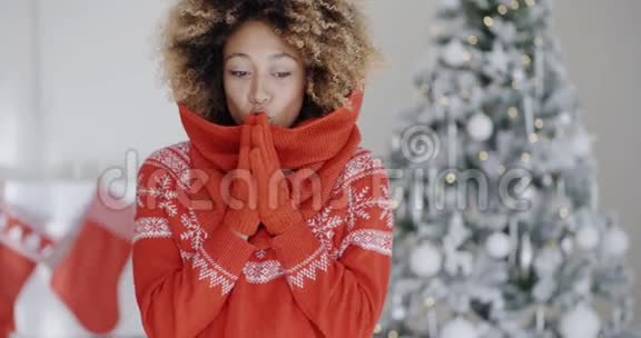 庆祝圣诞节的年轻非洲妇女视频的预览图