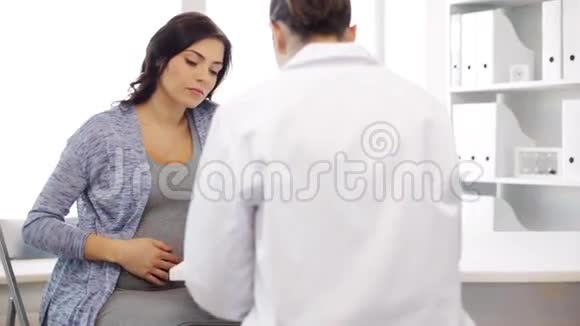 妇科医生和孕妇住院视频的预览图