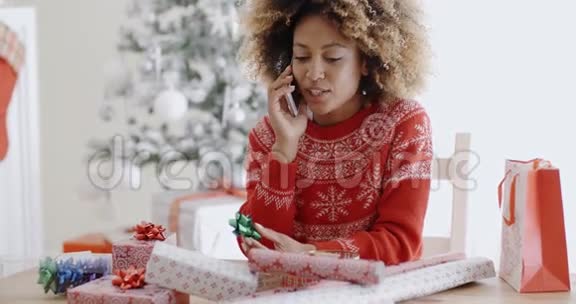 年轻女子在圣诞节的时候在手机上聊天视频的预览图