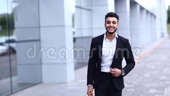 商务中心的阿拉伯男人微笑着慢慢走视频的预览图