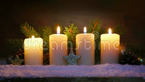 四支燃烧的降临蜡烛和圣诞装饰视频的预览图