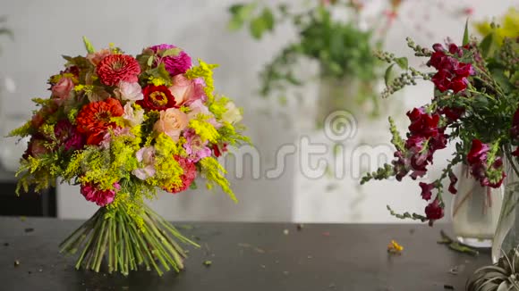 花商准备一束鲜花出售给顾客视频的预览图