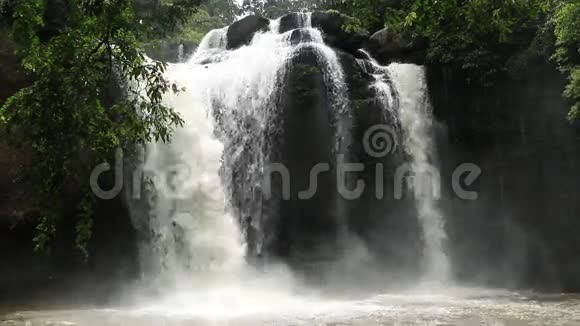 海乌苏瀑布热带森林高耀国家公园视频的预览图