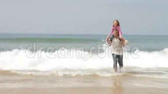 父亲和女儿在海滩上玩耍视频的预览图
