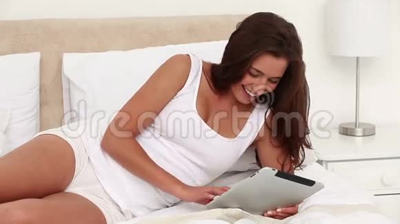 微笑的女人用电子书视频的预览图