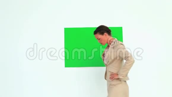 女人在黑板前说话视频的预览图