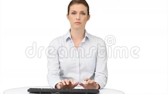 在键盘上打字的女人视频的预览图