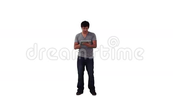 一个使用平板电脑的人视频的预览图