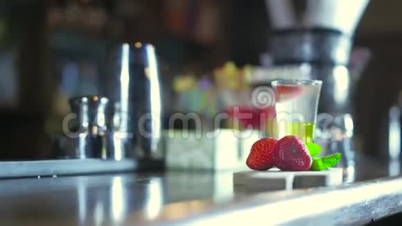 草莓鸡尾酒加冰前背景4k视频的预览图
