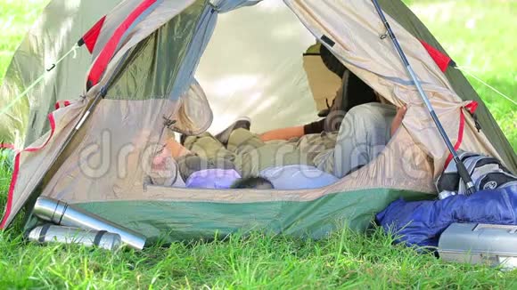 微笑的一家人躺在帐篷里视频的预览图