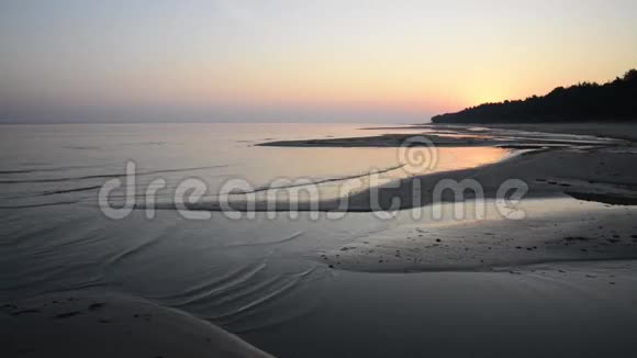 日出时海浪在海岸上肆虐视频的预览图