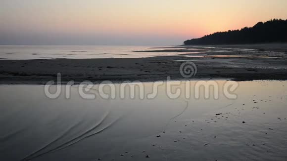 日出时海浪在海岸上肆虐视频的预览图