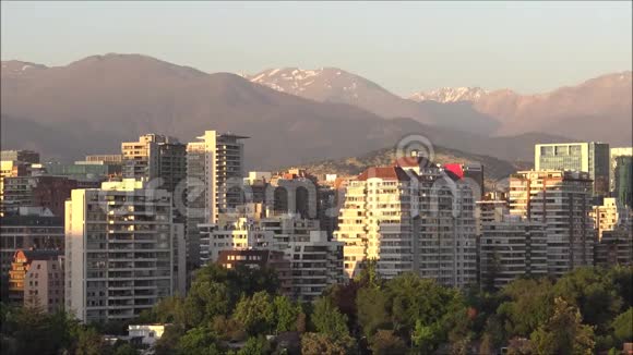 智利圣地亚哥的摩天大楼和鸟瞰图视频的预览图