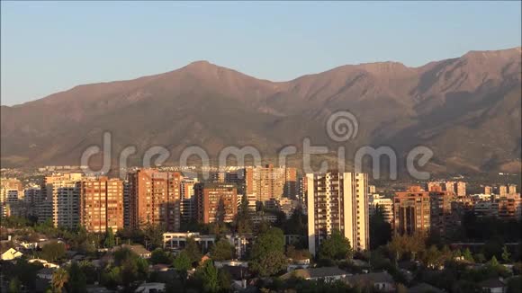 智利圣地亚哥的摩天大楼和鸟瞰图视频的预览图