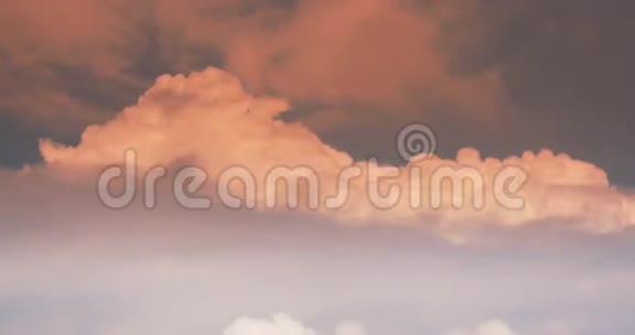 白云的全景云烟在多云的天空中消散视频的预览图
