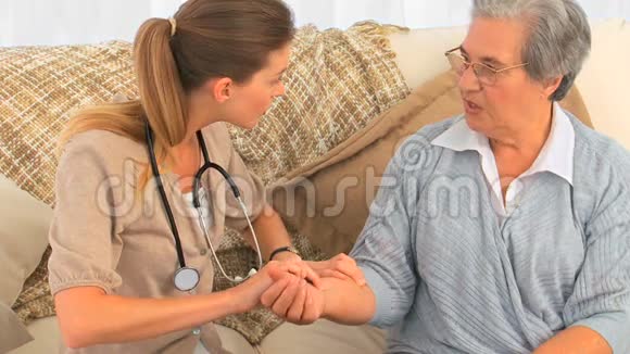 护士在家给病人做脉搏视频的预览图