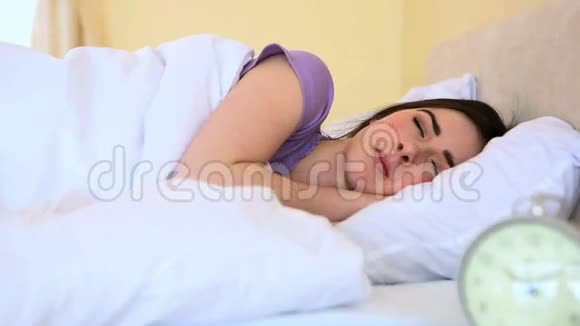 迷人的女人睡在床上视频的预览图