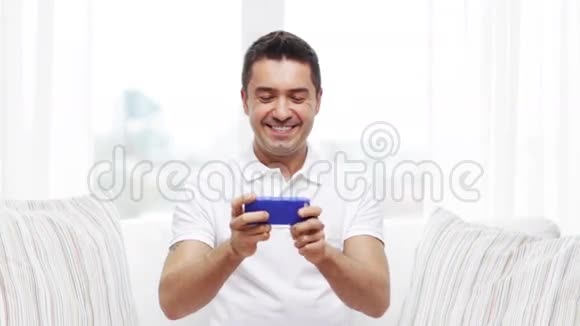 家里有智能手机的快乐男人视频的预览图