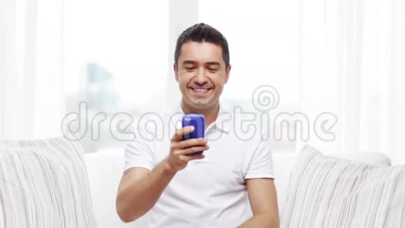 家里有智能手机的快乐男人视频的预览图
