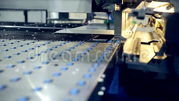金属折弯机上的现代化工业工厂视频的预览图
