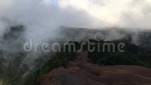 夏威夷考艾岛的怀米亚峡谷的卡拉劳眺望台云视频的预览图