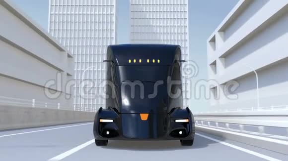 在高速公路上行驶的自动驾驶电动半卡车视频的预览图