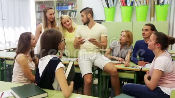 友好的成人学生坐在房间里聊天视频的预览图