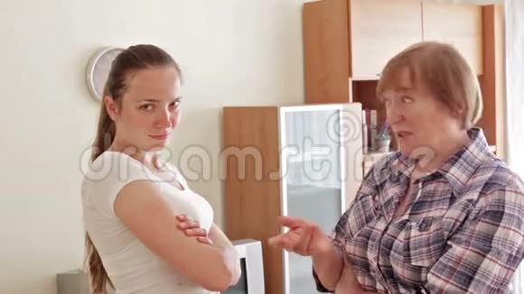 母亲和成年女儿在家吵架视频的预览图