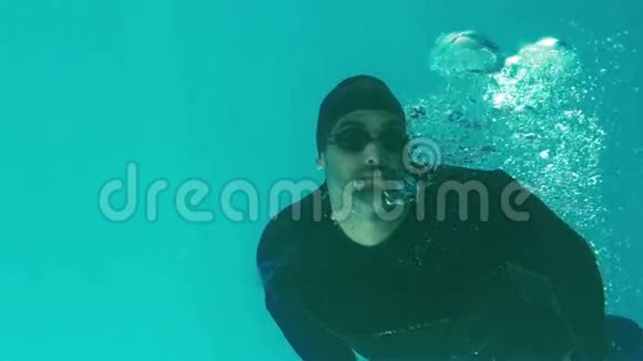 运动员在水下游泳视频的预览图