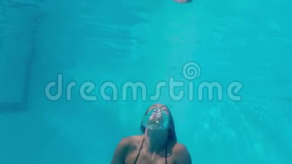 水下看漂亮女人游泳视频的预览图