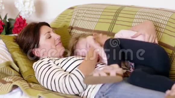 母女俩在沙发上笑视频的预览图