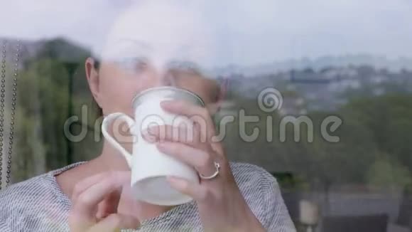 体贴的女人在喝咖啡视频的预览图