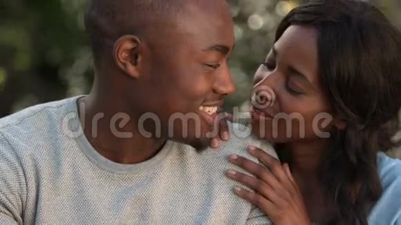 快乐的年轻夫妇拥抱在一起视频的预览图