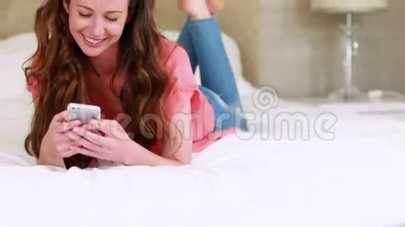 可爱的女人用她的智能手机发短信视频的预览图
