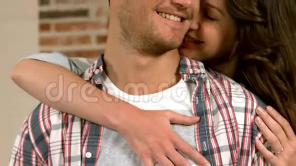 有爱的夫妇拥抱和拥抱视频的预览图