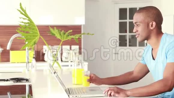 随便笑的男人喝橙汁视频的预览图