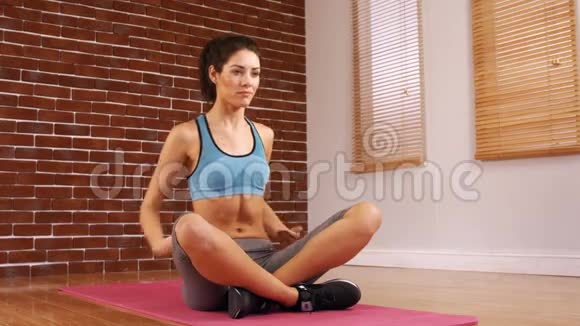 做瑜伽垫冥想姿势的女人视频的预览图