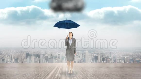 女商人撑伞的综合图像视频的预览图