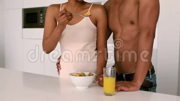 微笑的夫妇一起吃早餐视频的预览图