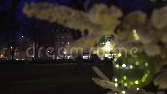 新年前街道上的圣诞装饰视频的预览图