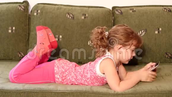 小女孩玩平板电脑视频的预览图
