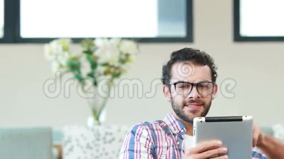 快乐的年轻人用他的平板电脑视频的预览图