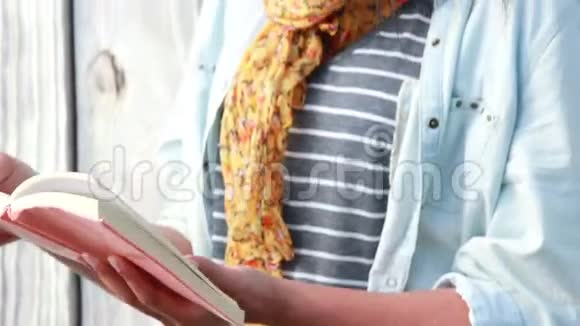 微笑的时髦女人在看书视频的预览图
