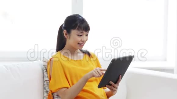 快乐的年轻亚洲女人带着平板电脑回家视频的预览图