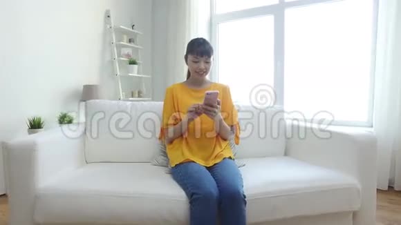 有智能手机的快乐亚洲女人视频的预览图