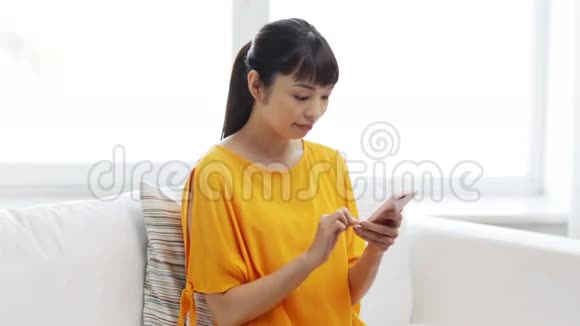 有智能手机的快乐亚洲女人视频的预览图