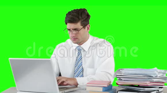 担心商人在桌子上用笔记本电脑视频的预览图