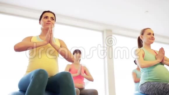 运动健身的快乐孕妇视频的预览图